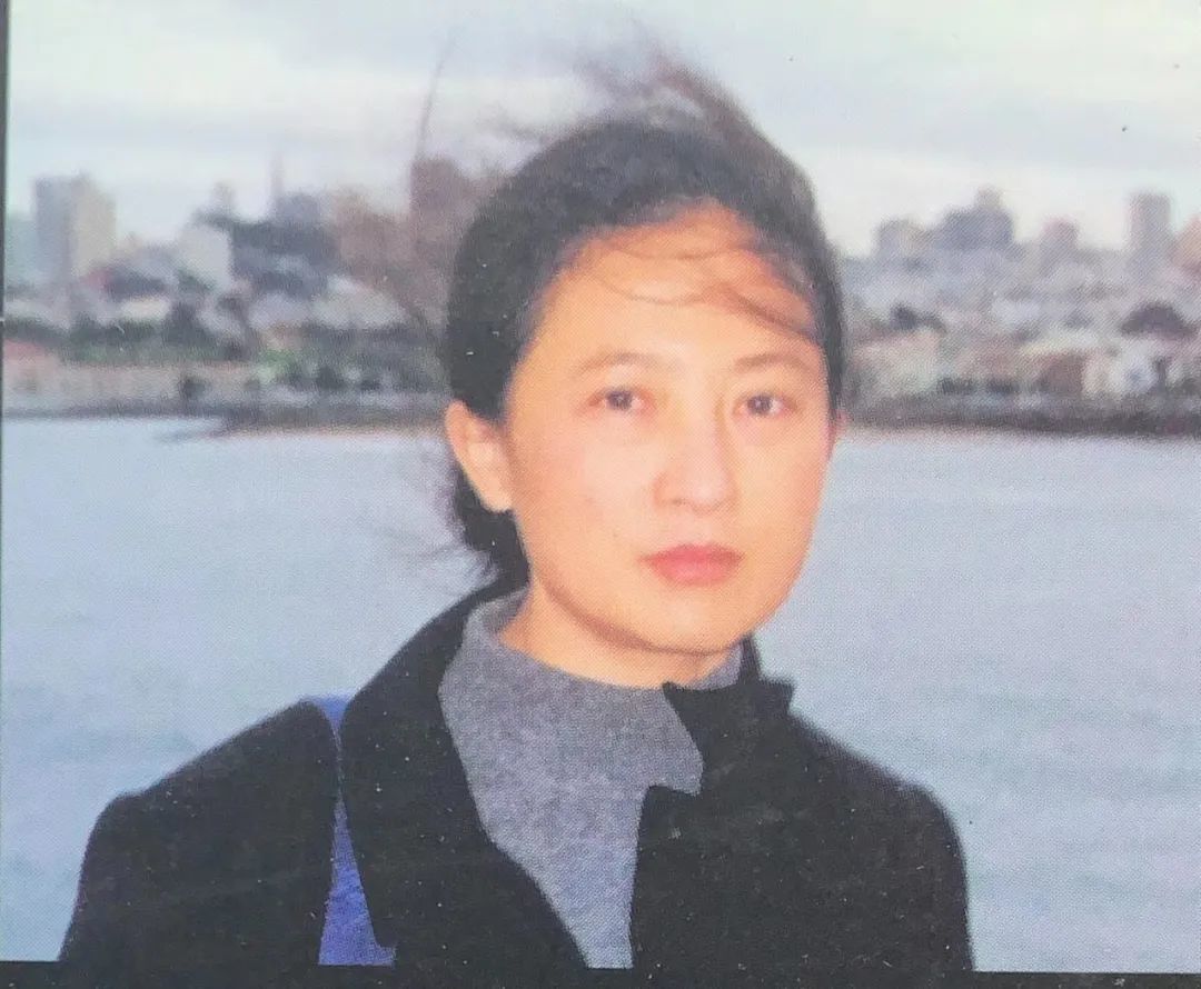 自从接触了细菌战，王选的容貌发生了巨大的变化，眼睛里难得再有快乐的神情。图为赴美参加“731部队细菌战等日军暴行图片展览 ‘被遗忘的浩劫’”留影