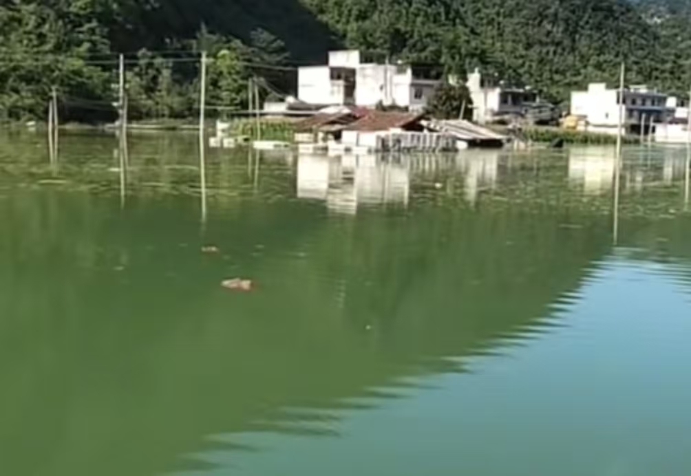 村中房子被淹(受访者发布的视频截图)