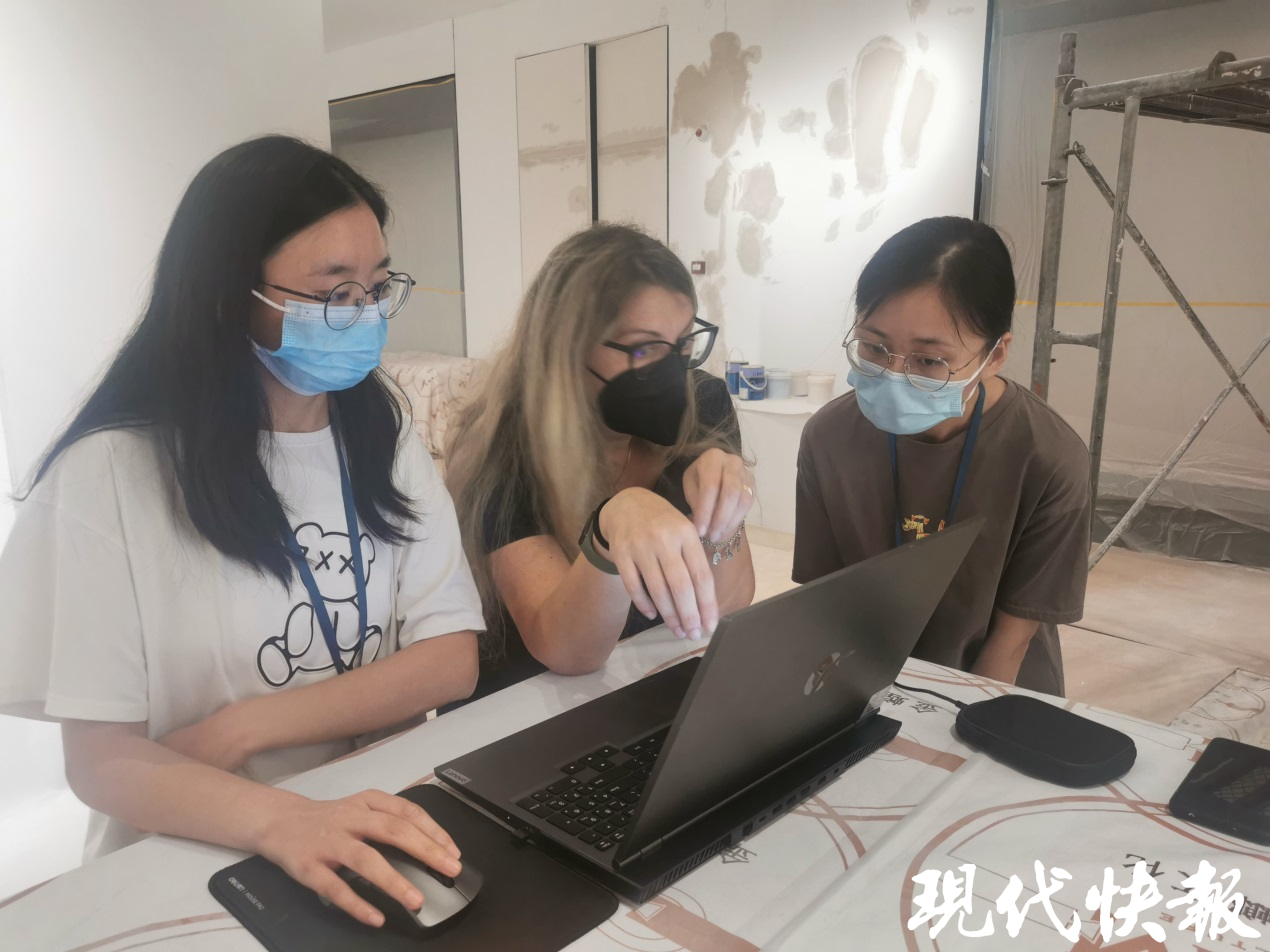 工作中的姬美娇（左一）与陈辛羽（右一）