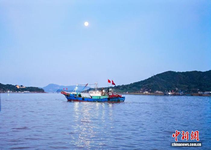 10月6日晚,石浦渔港一景。 (象山县旅游集团供图)