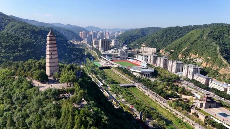 延安市城区风光。新华社记者 邹竞一 摄