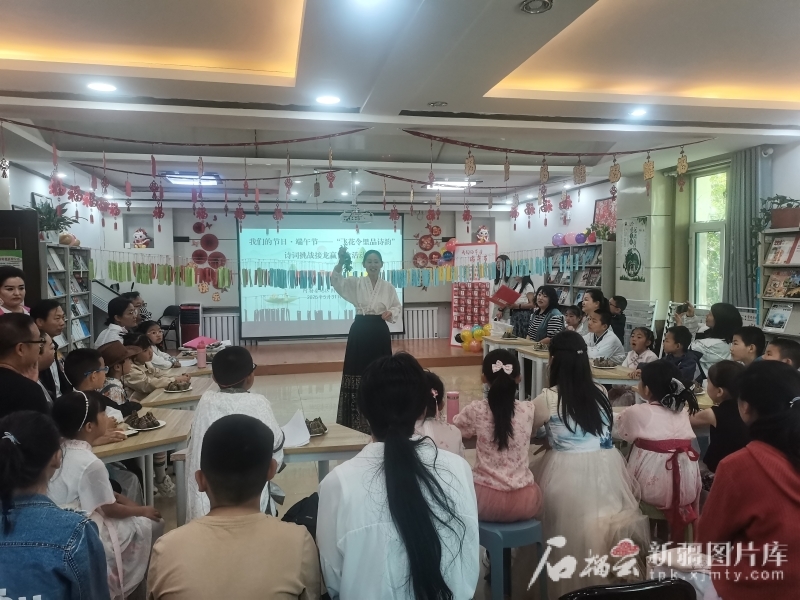5月31日,阿勒泰地区图书馆“飞花令里品诗韵”诗词挑战接龙赢盲盒活动现场。董世菊 摄