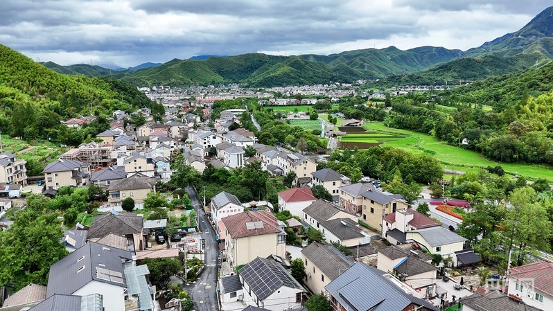 绿水青山环抱的安吉余村风光(央广网记者 尚天宇 摄)