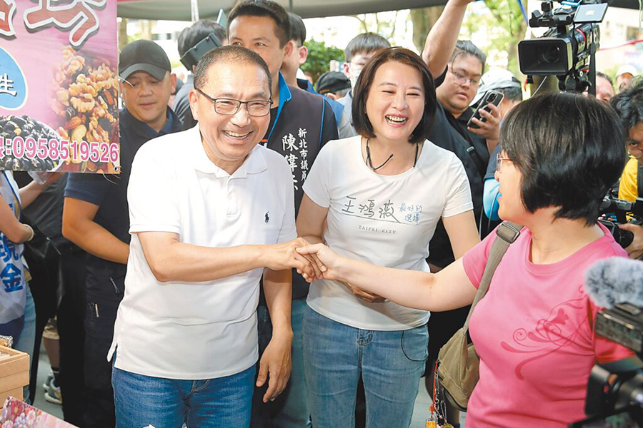 新北市长侯友宜跨区到台北市陪民代王鸿薇扫街。（图片来源：台湾“中时新闻网”）