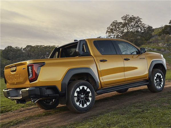 丰田“不死鸟”上新 全新海拉克斯皮卡发布：首次用上纯电