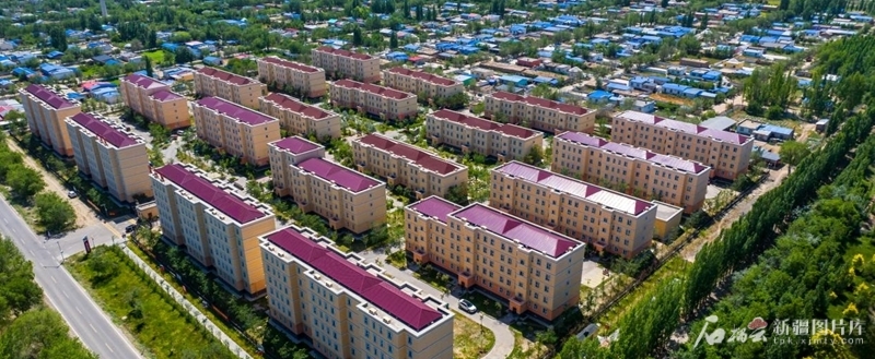 福建援建的昌吉市阿什里哈萨克族乡“天鹅小镇”外景（2024年7月10日无人机摄）。