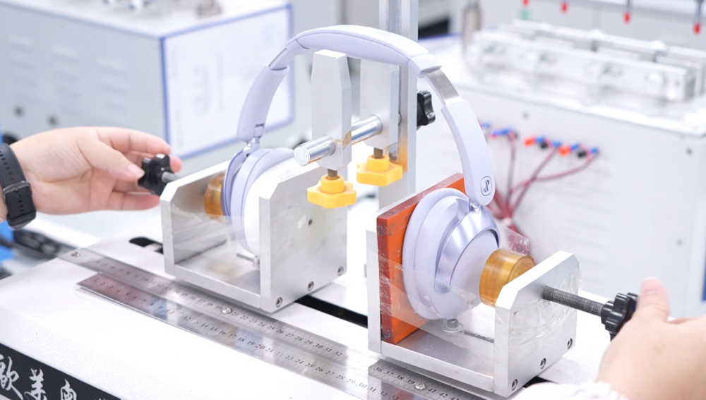 广东眷蜀科技有限公司车间内，员工对耳机产品进行技术检测。受访者供图