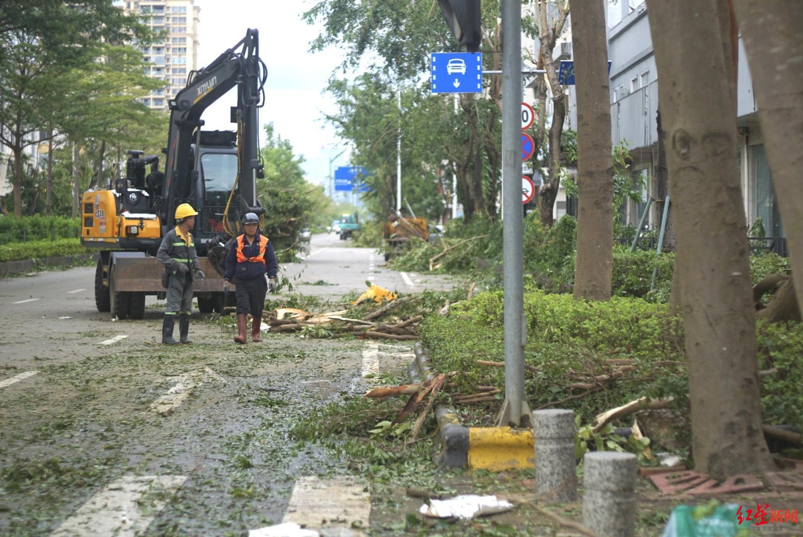 ▲9月25日，工人正清理路障