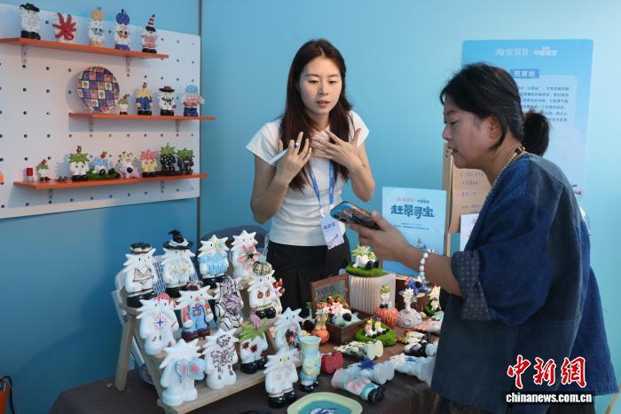 11月7日,江西景德镇举办的“淘宝·中国宝贝”非遗市集现场。记者 刘占昆 摄