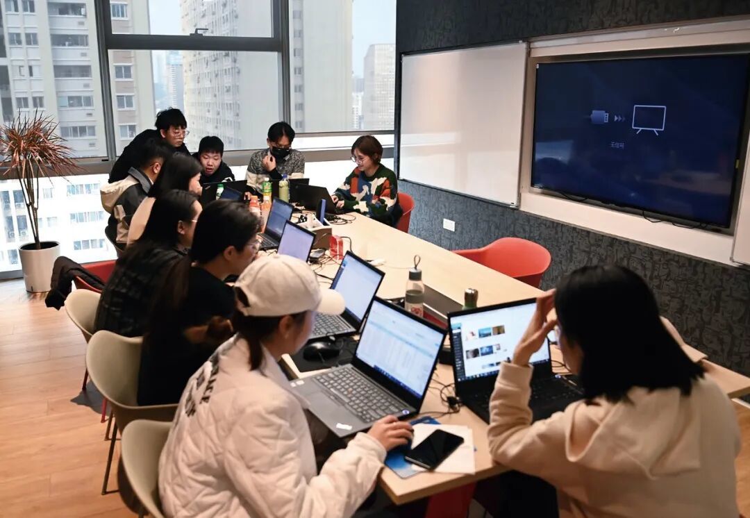 2021年12月3日,湖北武汉。一家企业在研究小红书。(图/CFP)