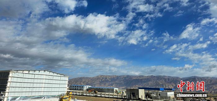 高原天气变幻莫测,白天紫外线强烈,大风天气较多,气温20度左右。夜晚则骤降至零度以下,昼夜温差悬殊。耿金睿 摄