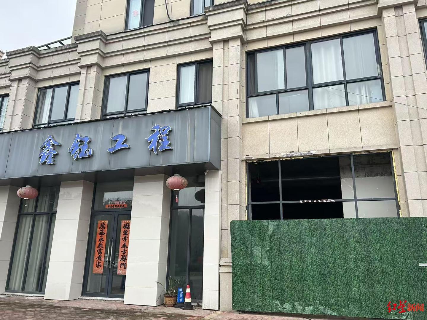 ▲“鑫钰工程”公司与涉事商铺相邻