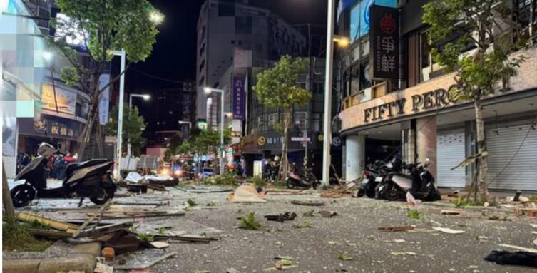 台湾新北市一处商日凌晨发生安全事故,两家餐厅受损。图源:台媒