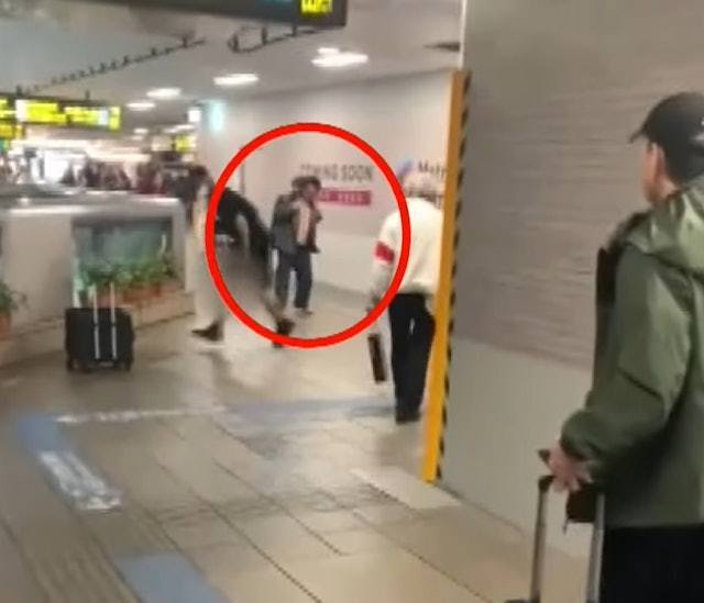 ▲余家昶(红圈处)挺身而出,直奔嫌疑人张文(图右戴帽男子)身边