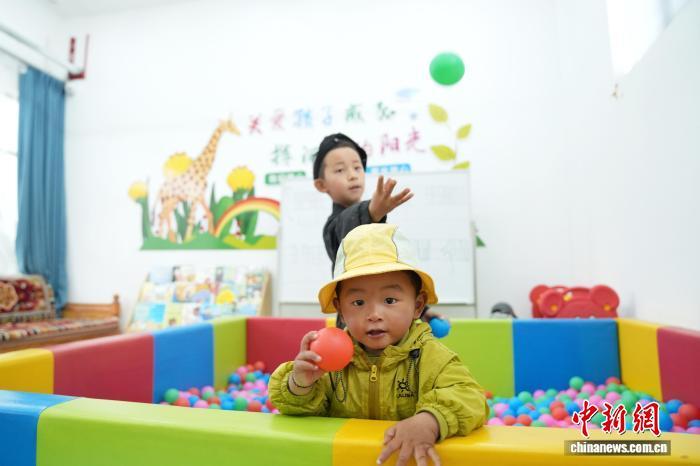 7月17日,在西藏自治区拉萨市曲水县三有村,小朋友在幸福驿站玩耍。 张祥毅 摄