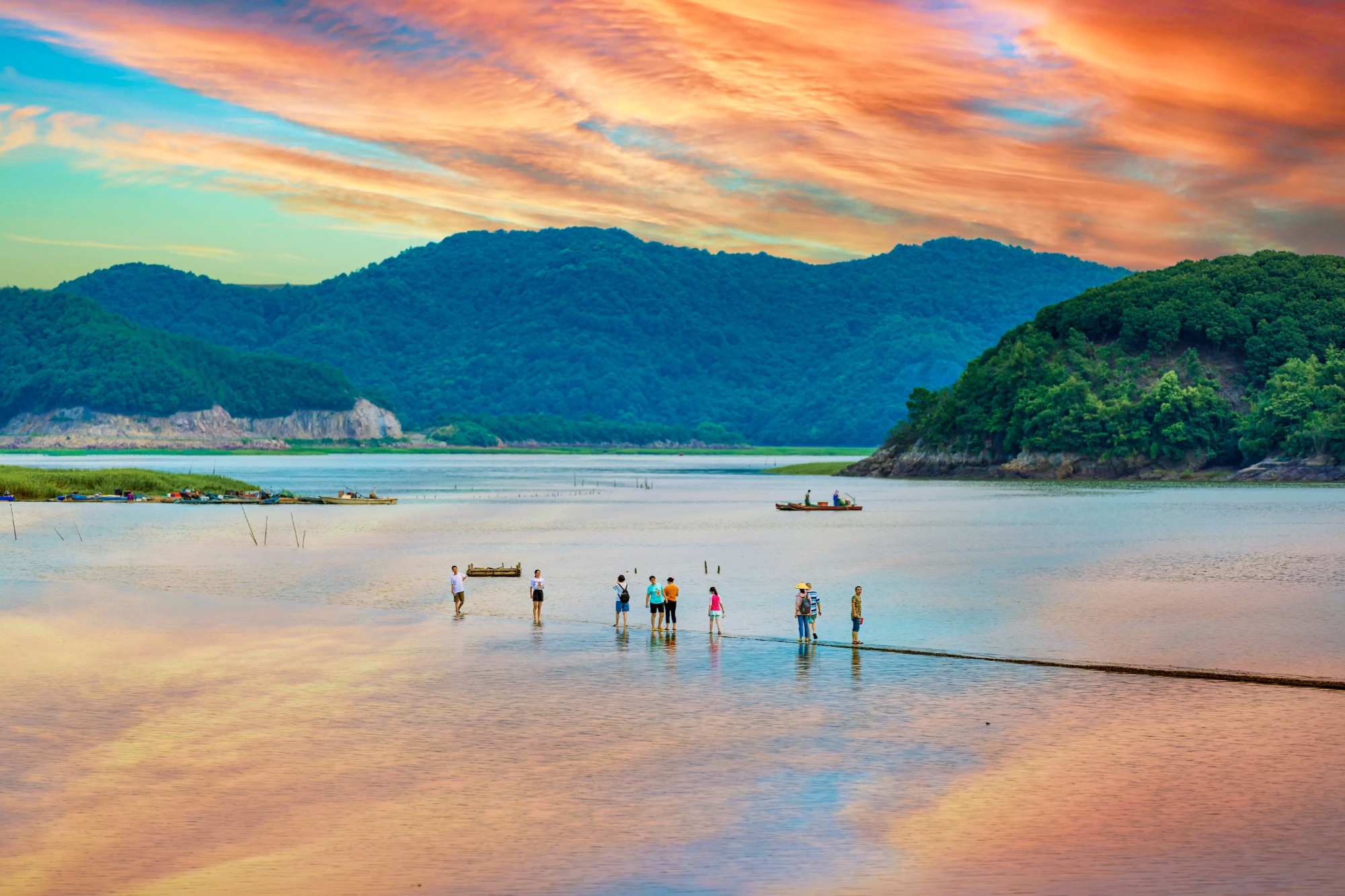 游客在茅洋乡游玩(央广网发 周科 摄)