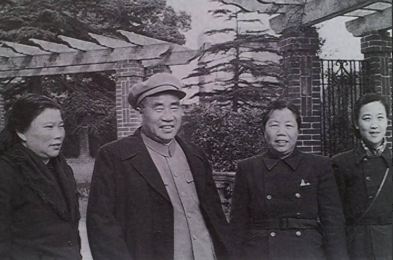 1953年，朱德去邓子恢家做客，见到12岁的邓苏生在旁边倒酒很诧异