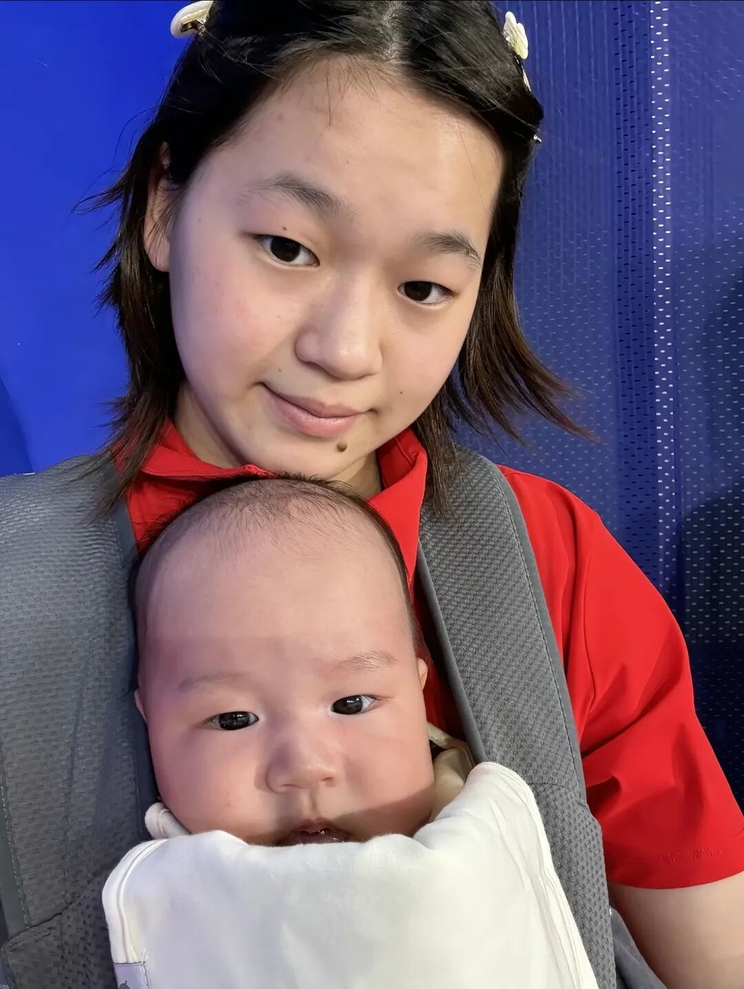 全运会期间,全红婵化身“德华”帮谢思埸带娃。图片来源:全红婵社交媒体