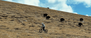 ↑旦增吉美在拉萨周边的山上骑行