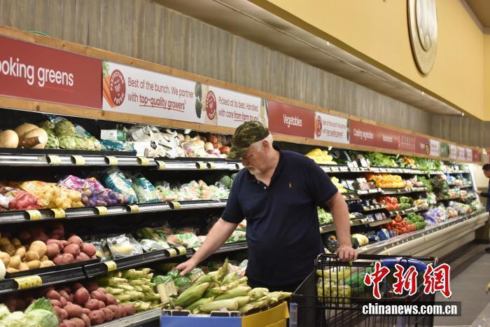 资料图:美国民众在马里兰州罗克韦尔一超市购物。 中新社记者 沙晗汀 摄