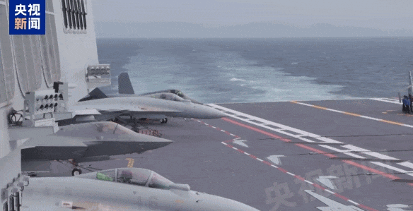 空警-600艦載機完成起飛前的準備工作,在起飛助理的指揮下,彈射升空