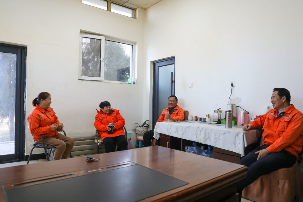 12月2日，内蒙古自治区科尔沁右翼前旗的环卫工人们在一处休息驿站取暖休息。（韩双龙 摄）