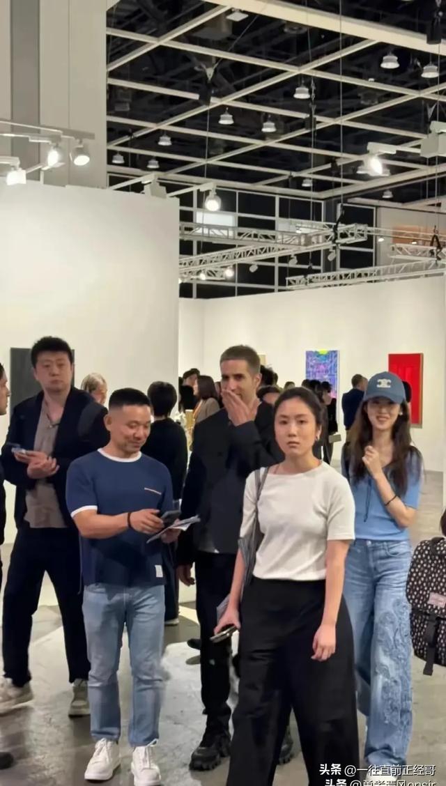 31岁章泽天现身香港画展,三胎妈妈根本没有变化,依然美丽动人!