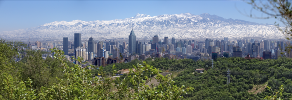 雪山映衬下的乌鲁木齐市景观。闫鹏 摄