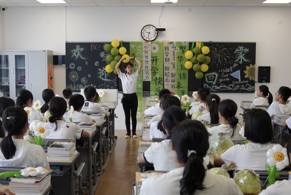 吉林省长春南湖实验中学教师向同学们介绍新学期学习安排。新华社记者 司晓帅 摄