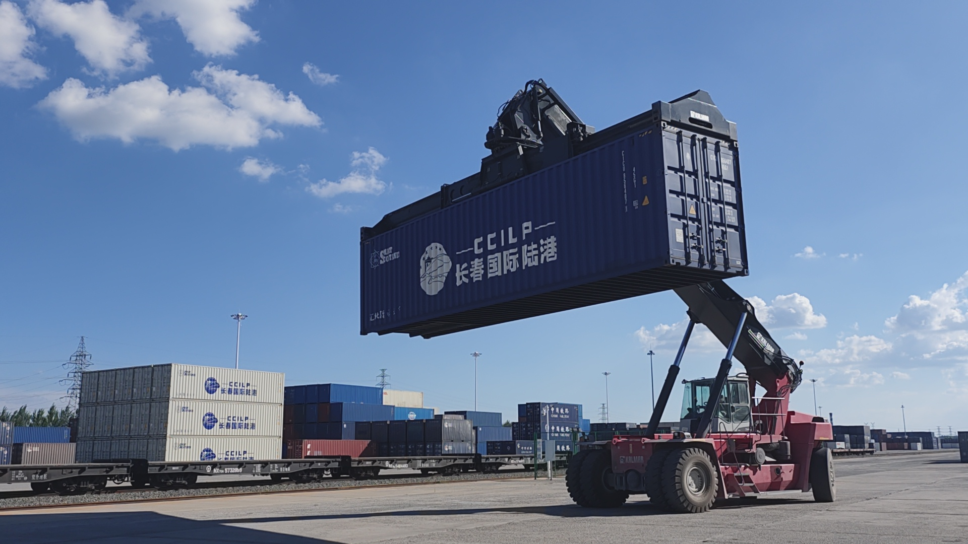 7月14日,长春兴隆综合保税区货运繁忙。郑智文摄