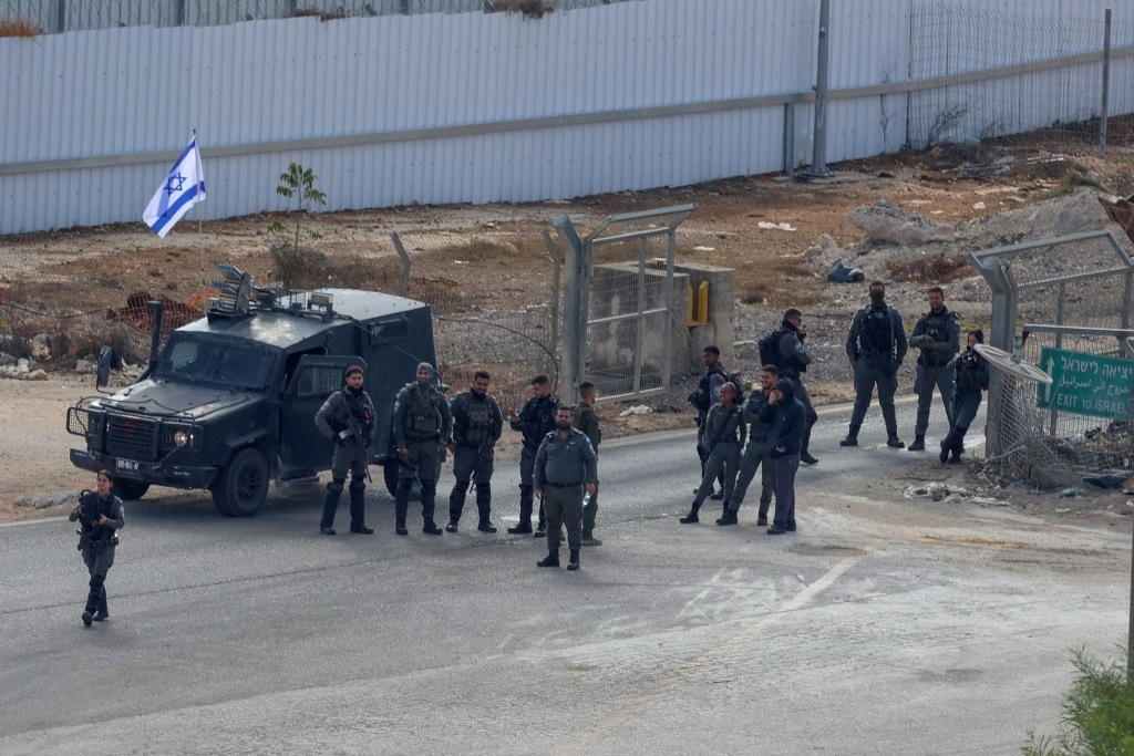 10月13日,约旦河西岸,以色列士兵在拉姆安拉和拜图尼亚之间的奥弗军事监狱站岗。