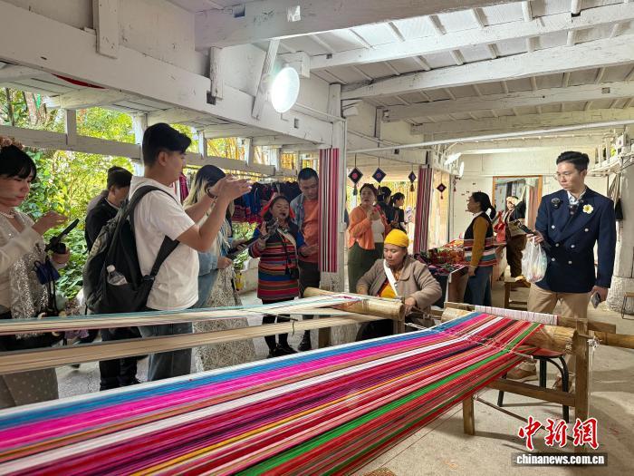 12月23日，台湾新媒体人在云南西双版纳州基诺山寨了解当地民族文化。陈静 摄