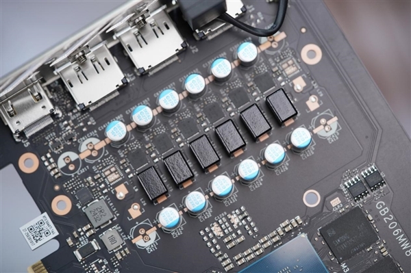 七彩虹iGame RTX 5060 Ti Ultra W DUO 16GB OC显卡图赏