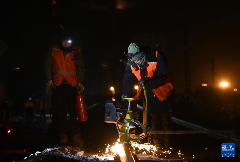 中国铁路太原局集团有限公司太原南工务段吕梁线路车间铁路维修工梁小刚（右）在进行维修作业（1月9日摄）。