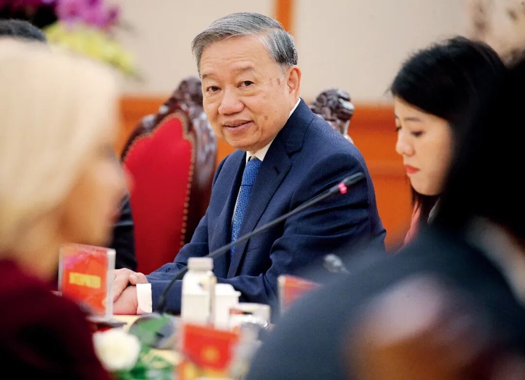 越共中央总书记苏林(中)。两任越共中央总书记阮富仲、苏林,先后亲自兼任越共中央反腐败、反浪费、反消极指导委员会主任。图/视觉中国