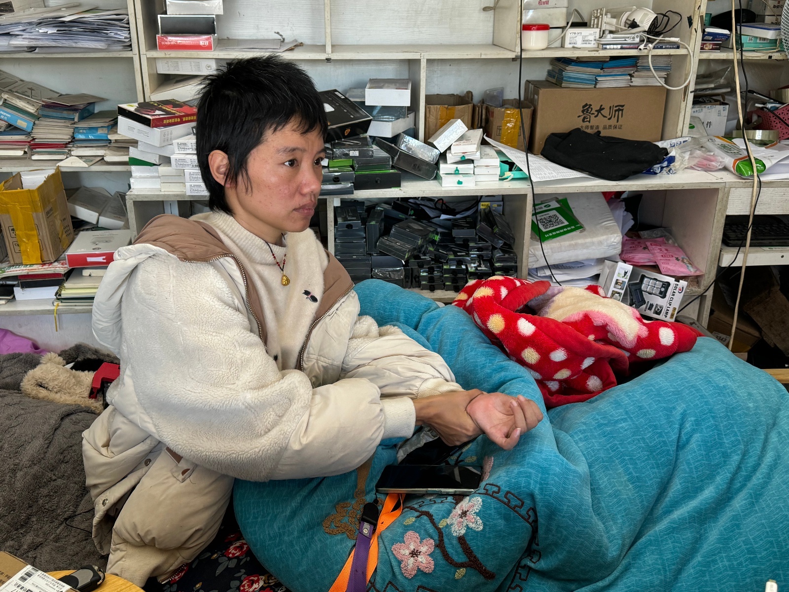 杨宁宁回到手机零售店继续营业。图/九派新闻 黄巧文