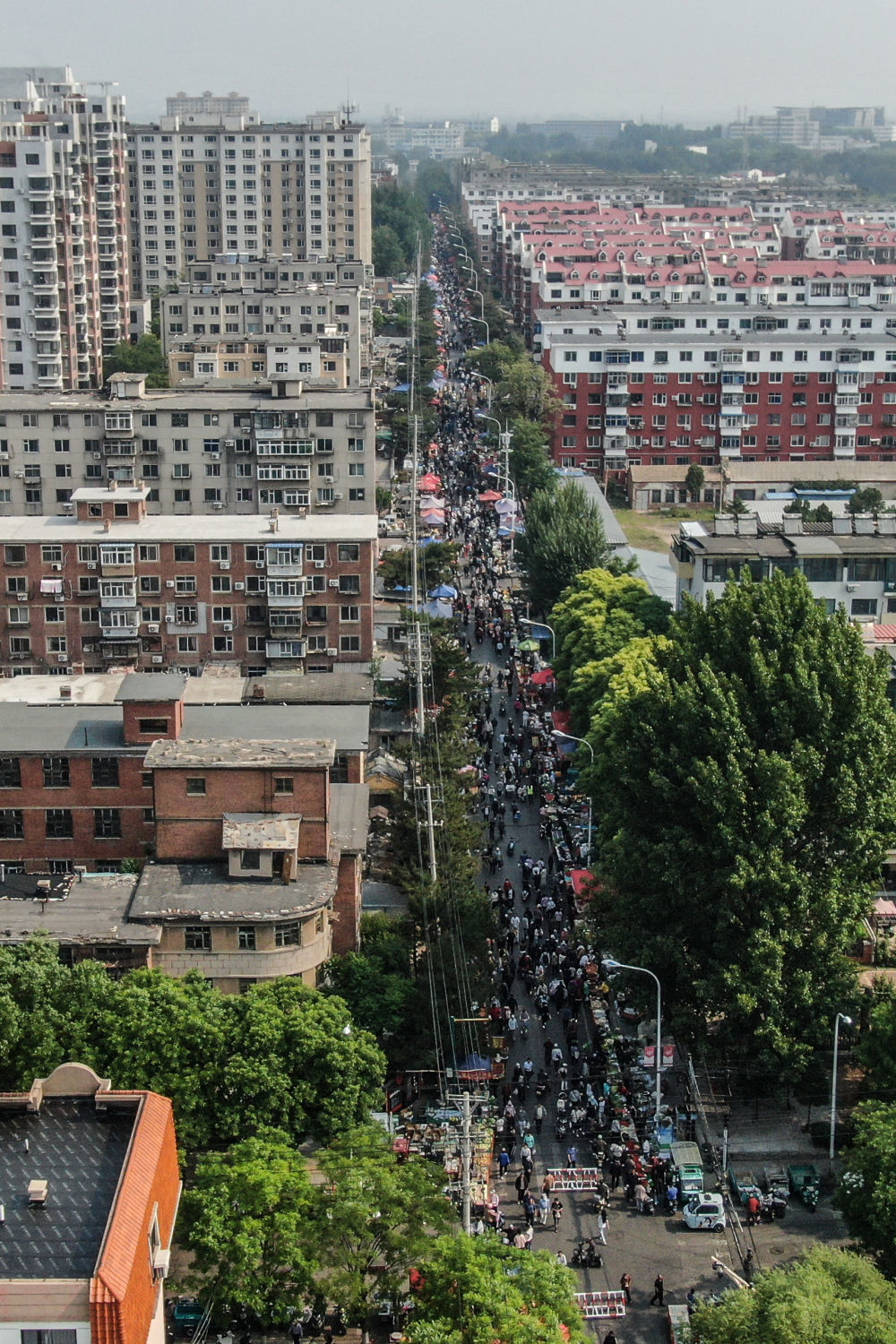 5月28日拍摄的辽宁省锦州市石桥子早市(无人机照片)。新华社记者潘昱龙 摄