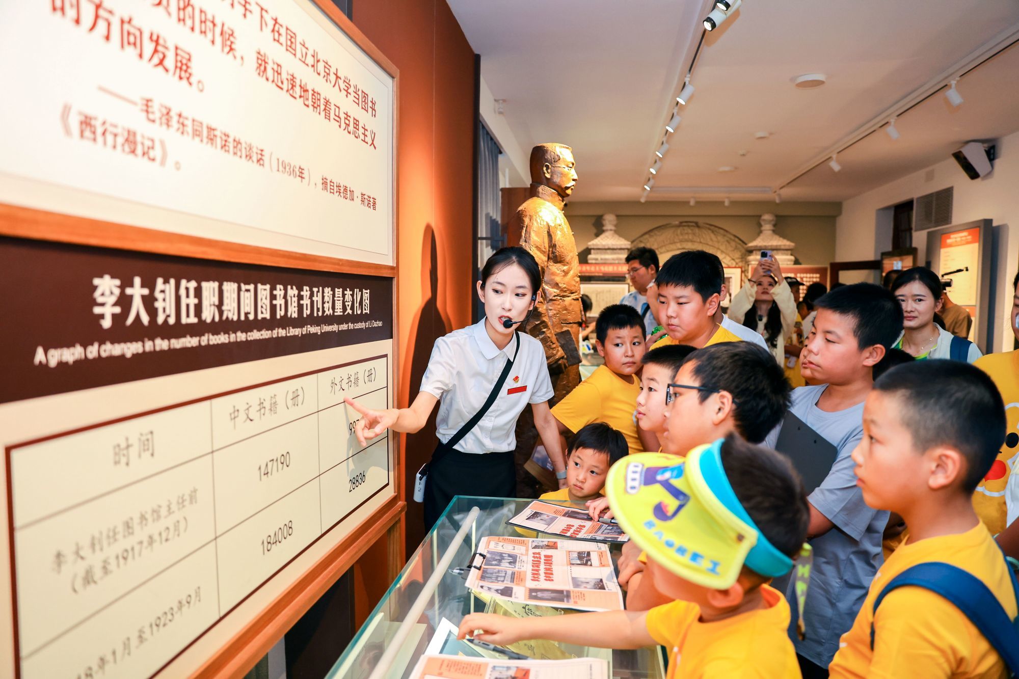 在北大红楼馆区，孩子们正在了解李大钊的光辉事迹。