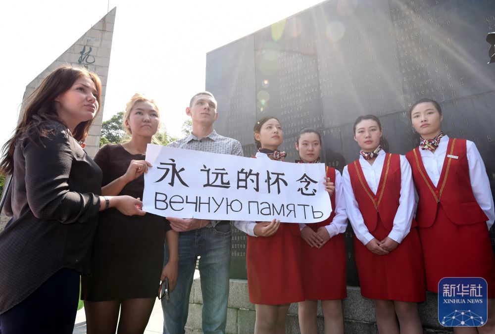 2015年5月5日,江苏省暨南京市各界人士在南京抗日航空烈士纪念碑前举行凭吊苏联援华抗日航空烈士活动,追思为中国抗战事业献出生命的苏联援华志愿航空队飞行员。这是中国大学生和俄罗斯留学生代表在刻有苏联援华抗日航空烈士英名的纪念碑前合影。