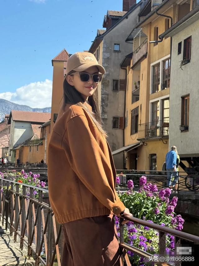周杰伦老婆昆凌五一假期分享一家五口背影，夫妻手牵手甜度爆表！