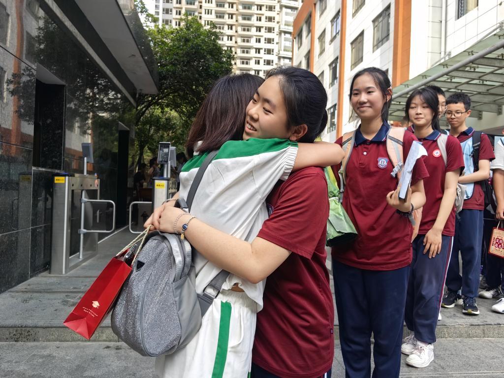 6月17日下午,贵阳市第十七中学的教师在送考活动上拥抱学生。(受访者供图)