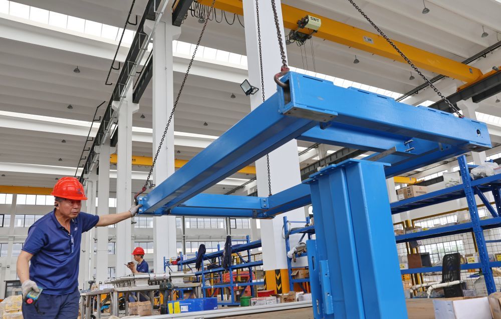 5月16日，工人在位于启东高新区的上海昭晟机电（江苏）有限公司生产车间忙碌。新华社发（许丛军摄）