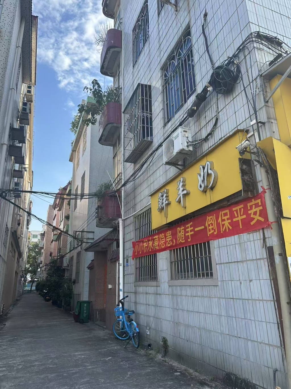 乐从镇乐从社区基孔肯雅热病例较多，街边挂有很多注意防护的标语。本文图片来源 澎湃新闻记者 陈绪厚 摄