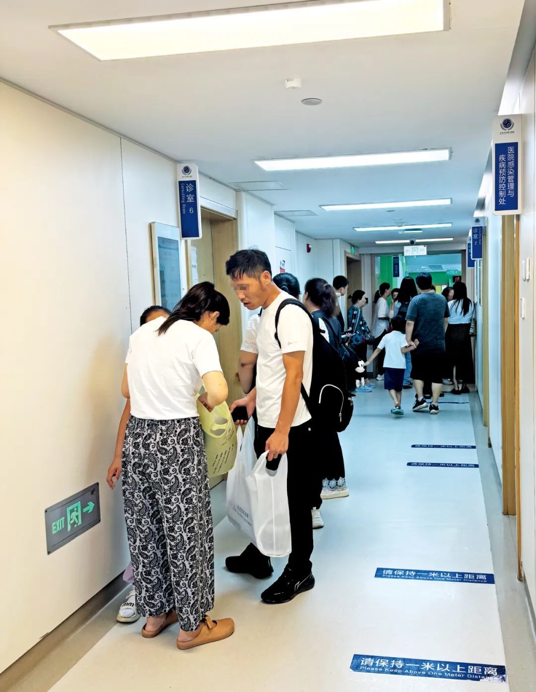 2025年7月1日，北京大学第六医院儿童精神科诊区，候诊家长在诊室外排起了长队。摄影/本刊记者 周游