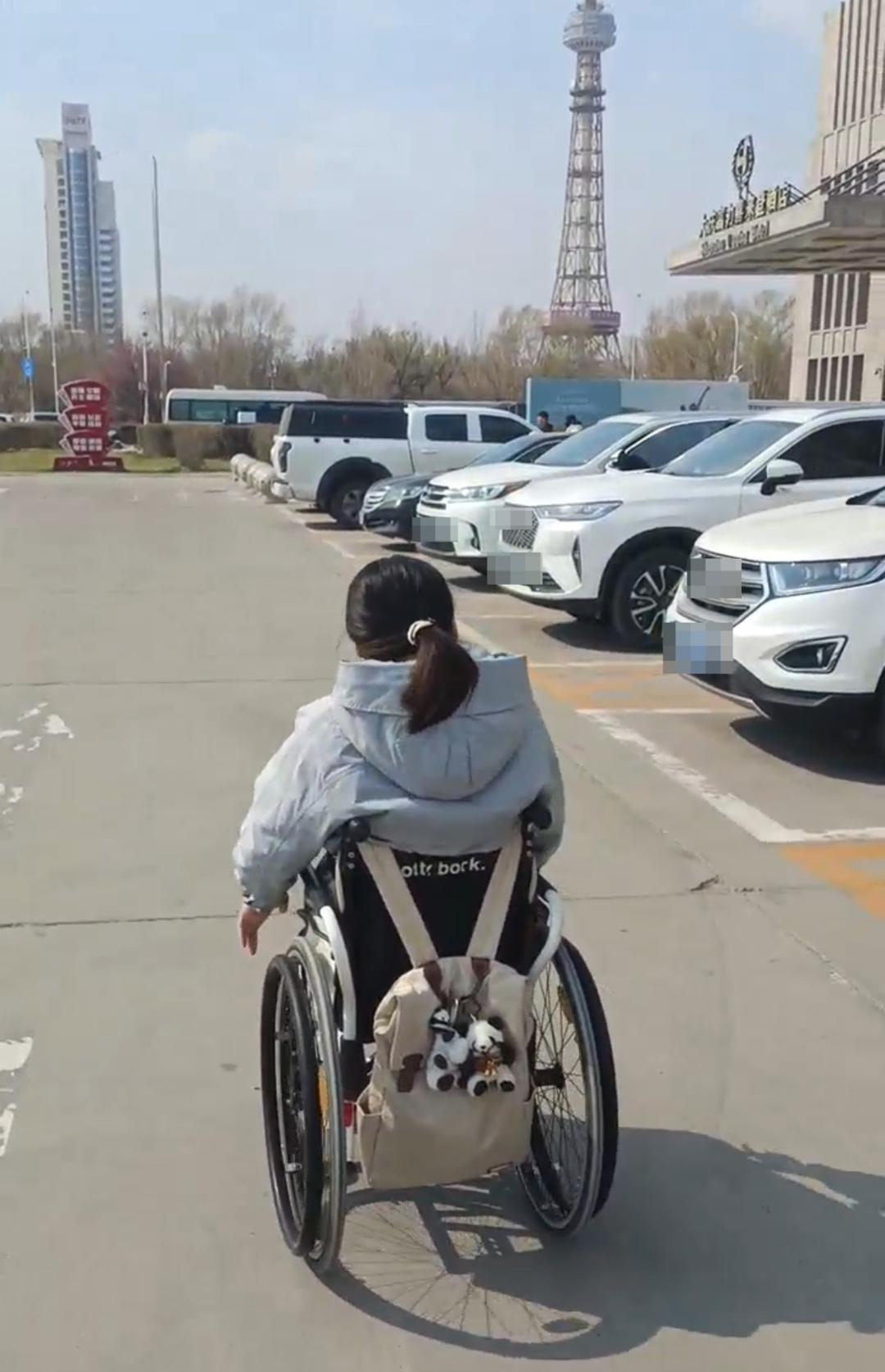 ▲刘女士推着轮椅经过停满车的无障碍车位 受访者视频截图