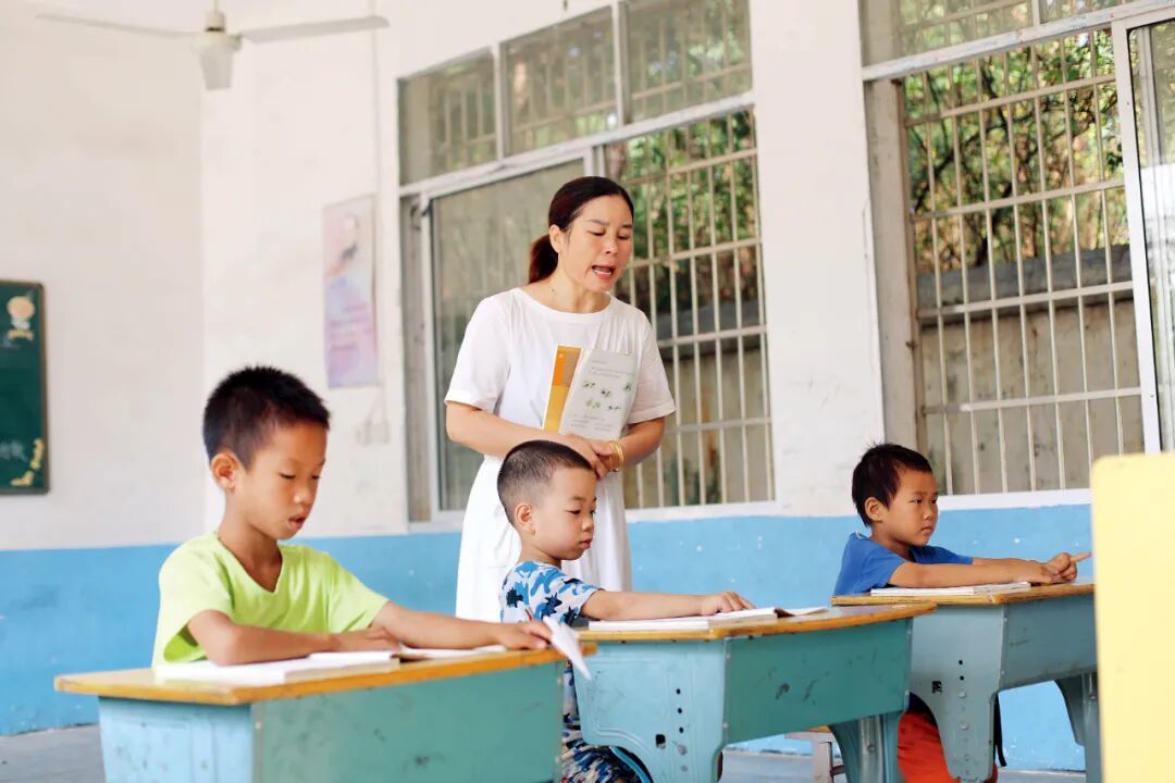 2021年9月,湖南省永州市道县梅花镇宝珍小学教师李文花在给学生上语文课。图/视觉中国