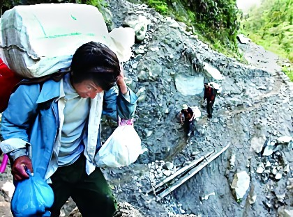 2004年,墨脱背夫行走在高山边