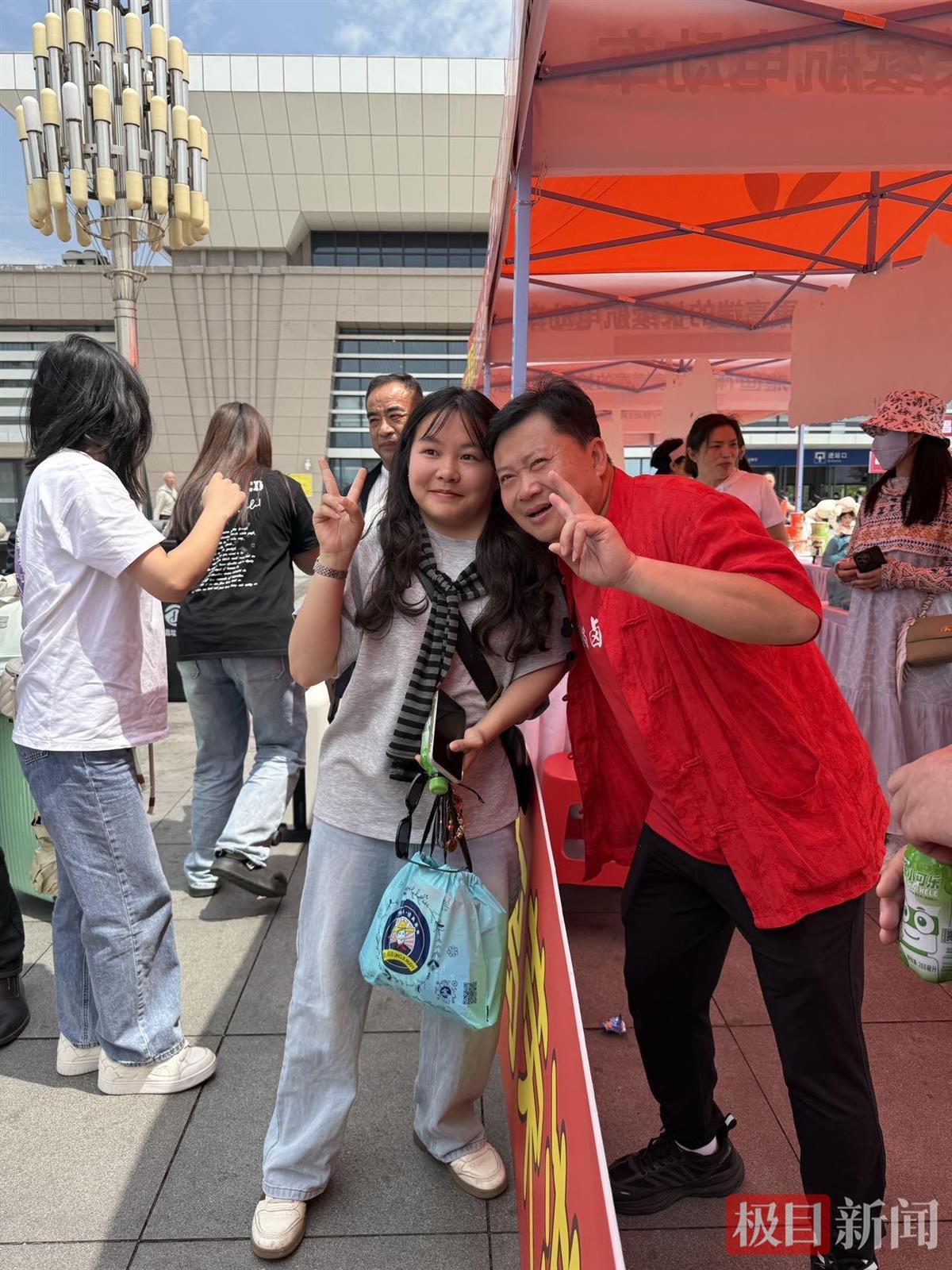 卤鹅哥在荣昌北站与游客合影