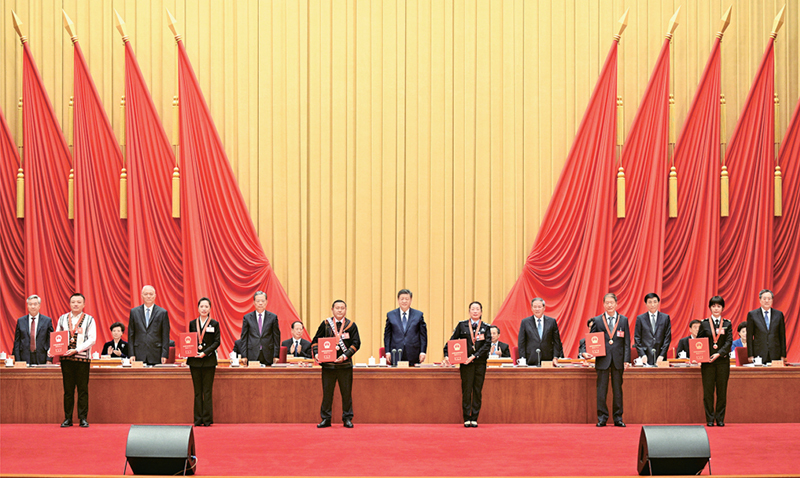 2024年9月27日，全国民族团结进步表彰大会在北京举行。这是习近平等为受表彰的模范个人和模范集体代表颁奖。 新华社记者 李学仁/摄