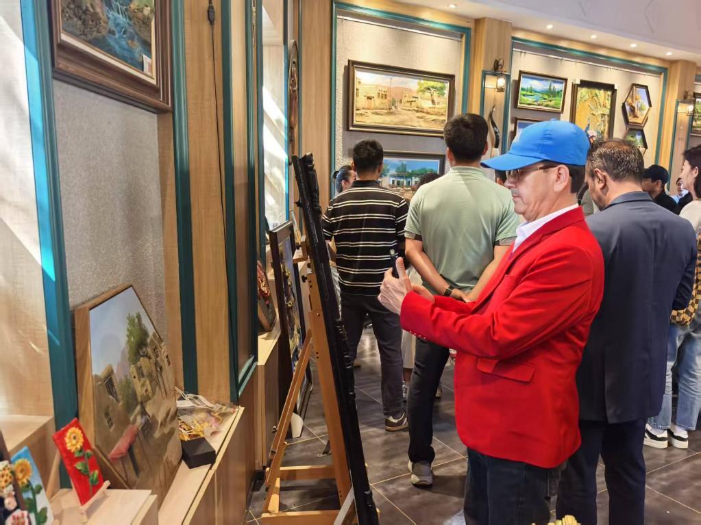 5月24日，媒体团外宾在新疆伊宁市六星街内参观。新华社记者顾煜 摄